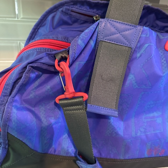 NIKE FAST3R CLASSIC SPORT WORKOUT LIGHTDUFFLE BAG Blue Purple And Red - Picture 4 of 15
